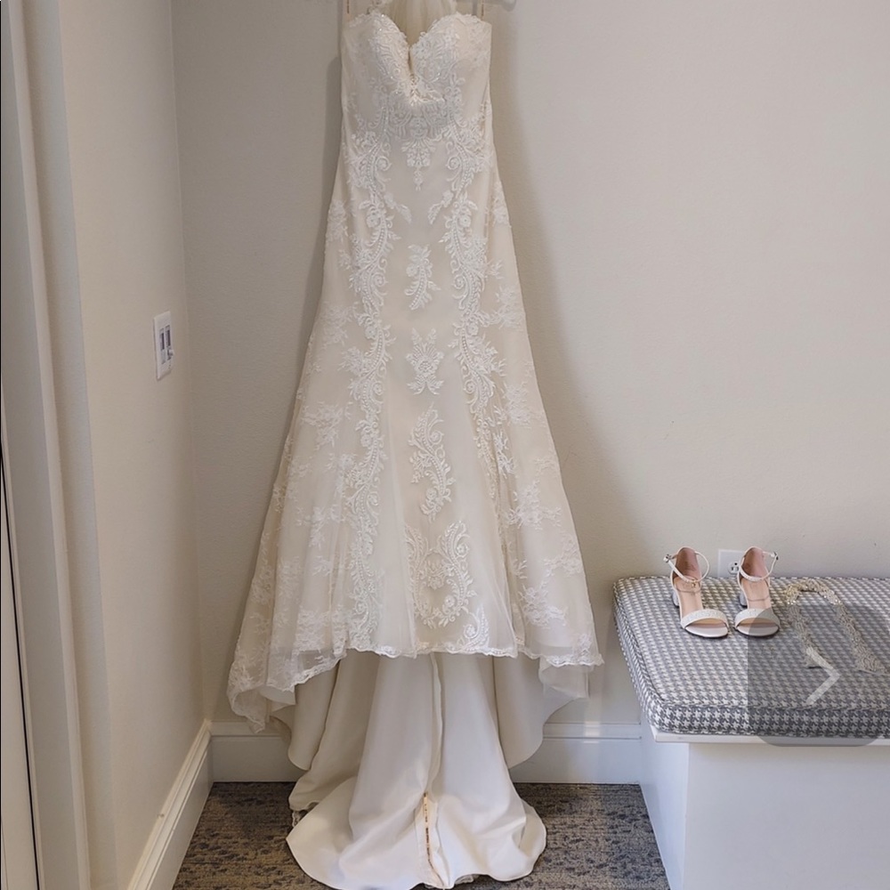 Wedding Dress For Sale ( Veil and Belt included). helmed for height of about 5’3